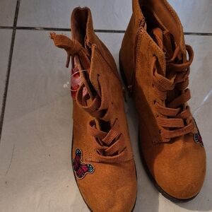 Girls Suede Lace-Up Ankle Boots with Butterfly Accent - Tan